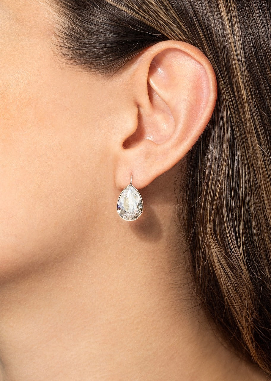 12 Rosas Rojas con Aretes Gota Cristal