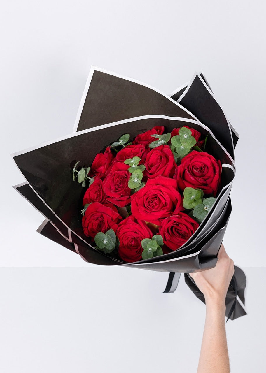 12 Rosas Rojas con Aretes Gota Cristal