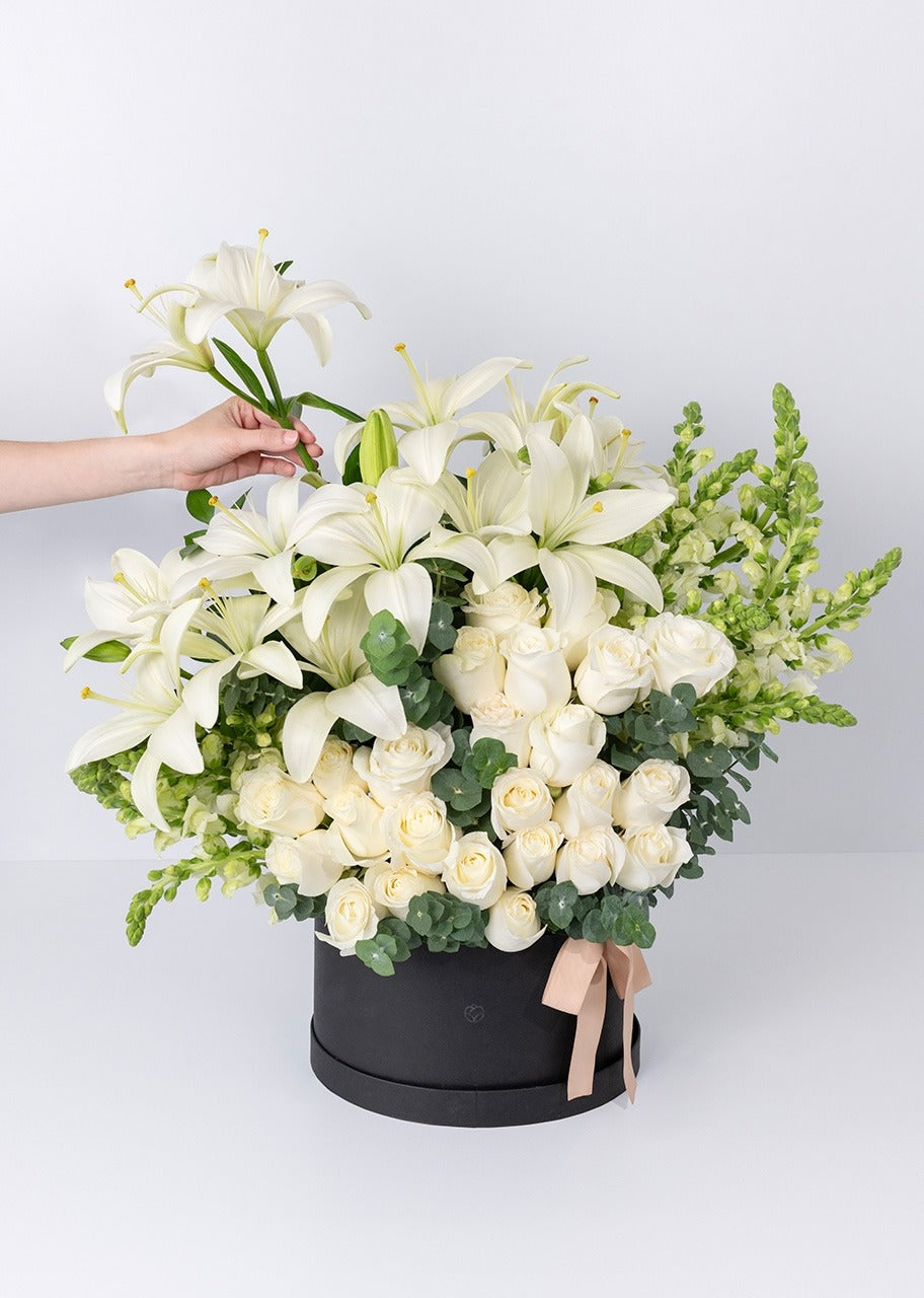 Arreglo de 24 Rosas y Lilys Blancas