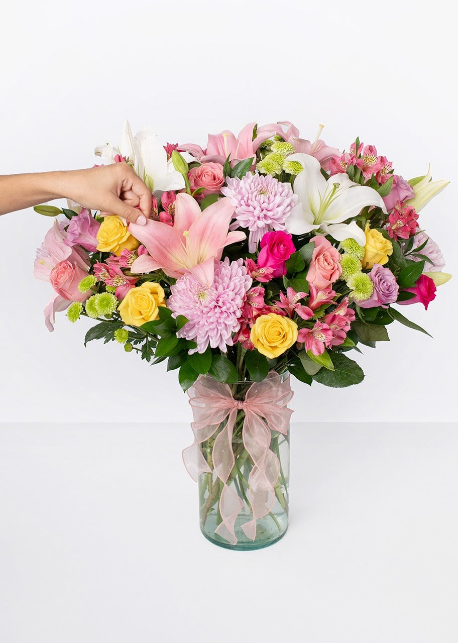 Jardín de Alegría con Lilys y Rosas