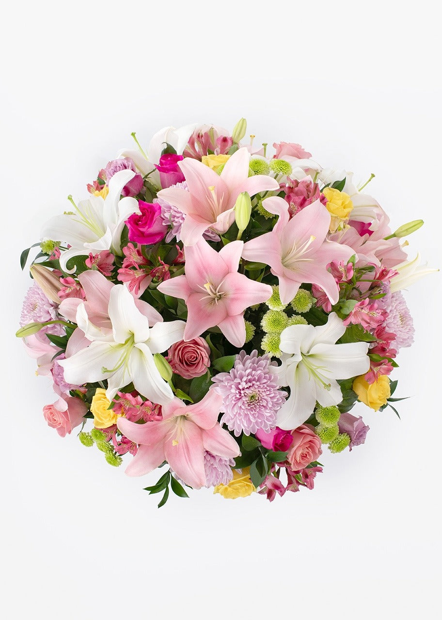 Jardín de Alegría con Lilys y Rosas