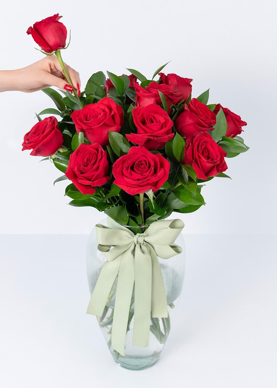 Personaliza Marco Amor con 12 Rosas Rojas