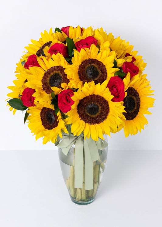 12 Rosas rojas con girasoles en jarron