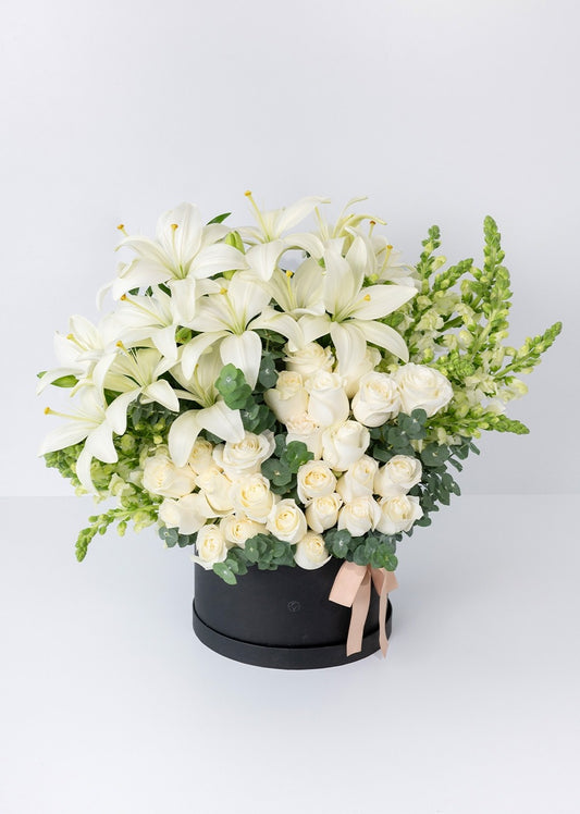 Arreglo de 24 Rosas y Lilys Blancas