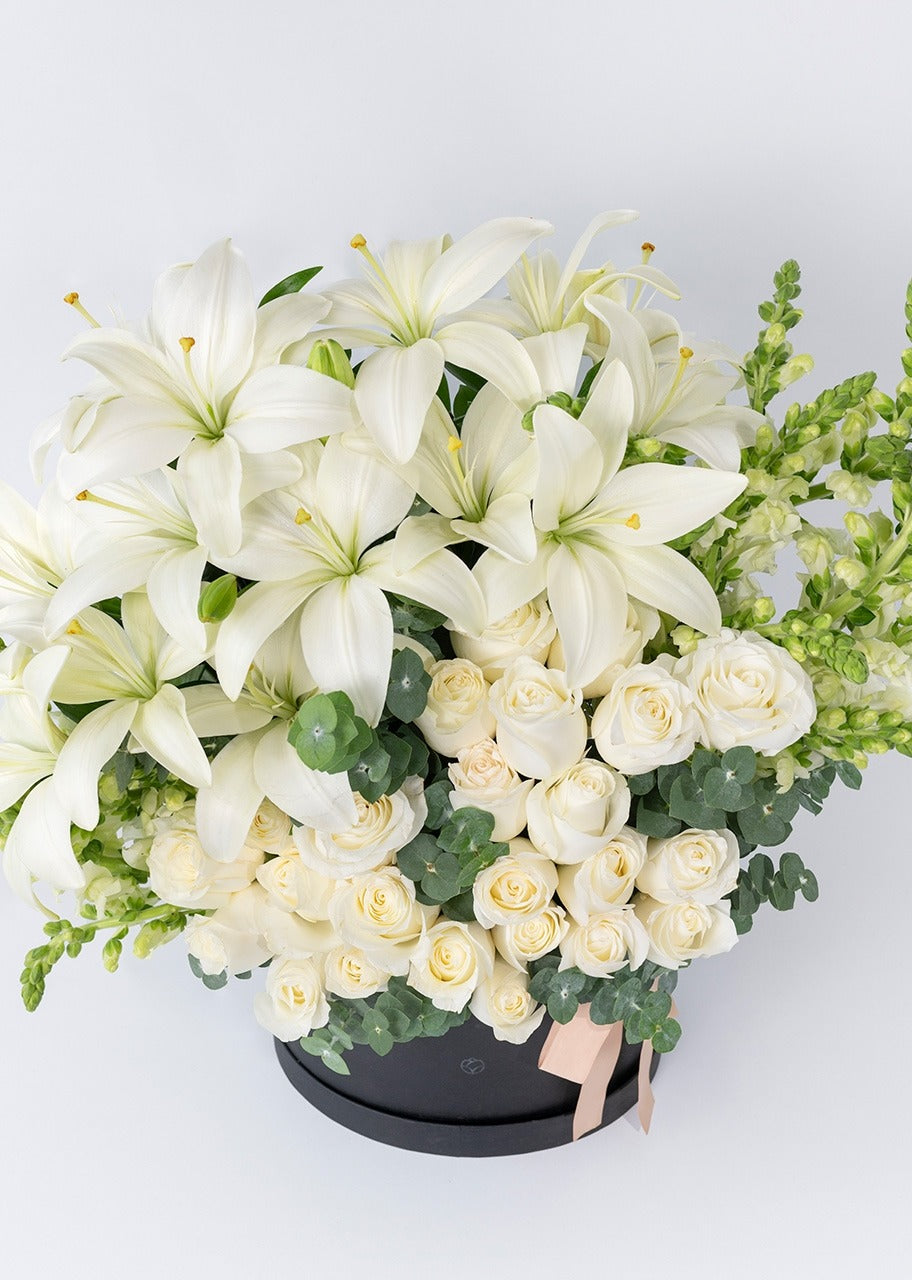Arreglo de 24 Rosas y Lilys Blancas